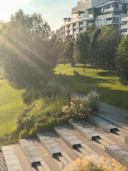 Stylish Getaway In Prime Location - By The Danube And Old Town Appartamento